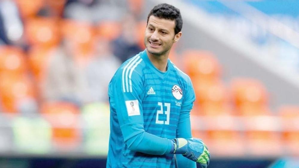 صحيفة بريطانية: "مان يونايتد يستهدف ضم حارس الأهلي المصري"