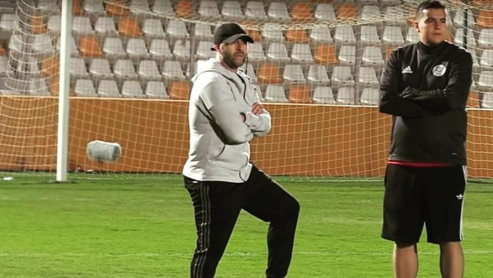 جمال بلماضي يسجل حضوره في آخر حصة تدريبية للمنتخب المحلي الجزائري في بركان ويشيد بأرضية الملعب البلدي