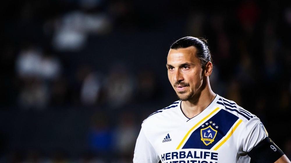 إبراهيموفيتش يرحب باللعب مع نابولي: "سيكون من الرائع تكرار ما فعله مارادونا"