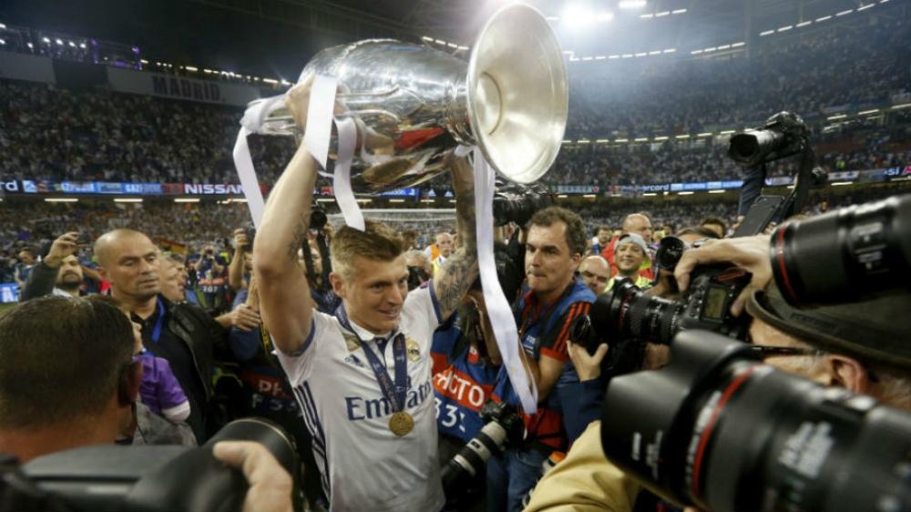 توني كروس يحتفل بالمئوية الأوروبية ضد غلطة سراي