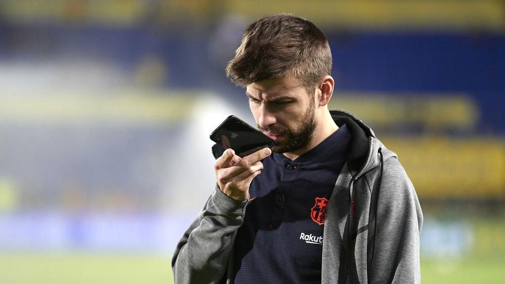 بيكيه ينشر رقم هاتفه ويستقبل الآلاف من الرسائل خلال دقائق