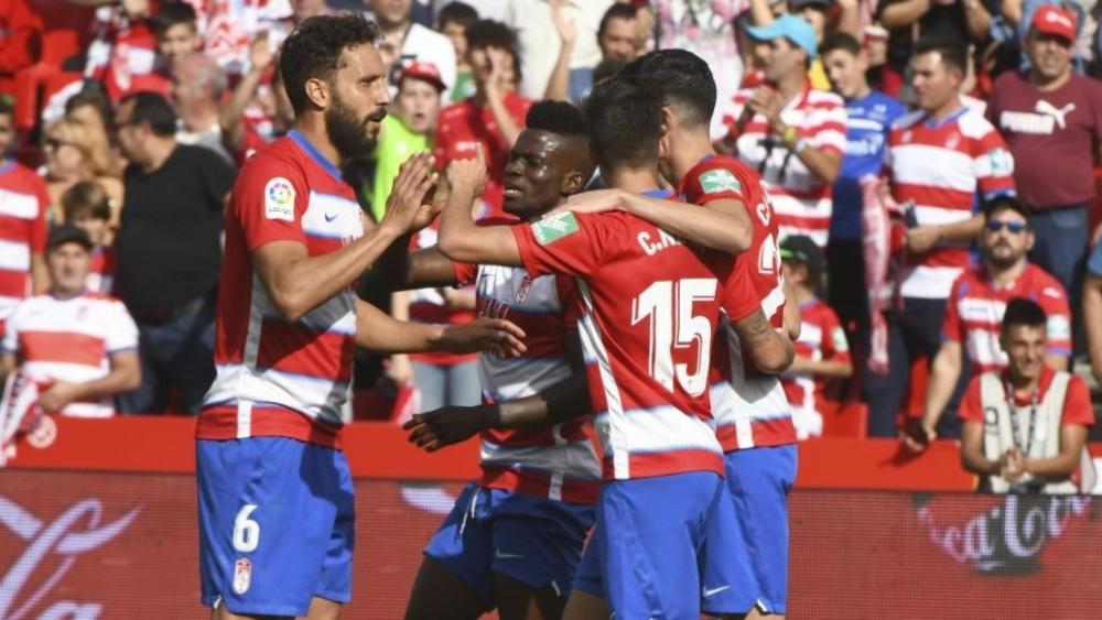 غرناطة يستغل تأجيل الكلاسيكو ويتصدر الدوري الإسباني