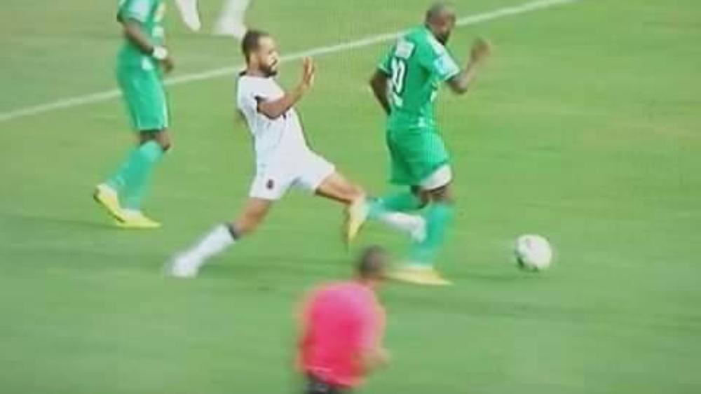 الرّجاويون يحتجون على أداء الحكم الكزاز و"يتهمونه" بحرمان الفريق من ركلة جزاء أمام آسفي