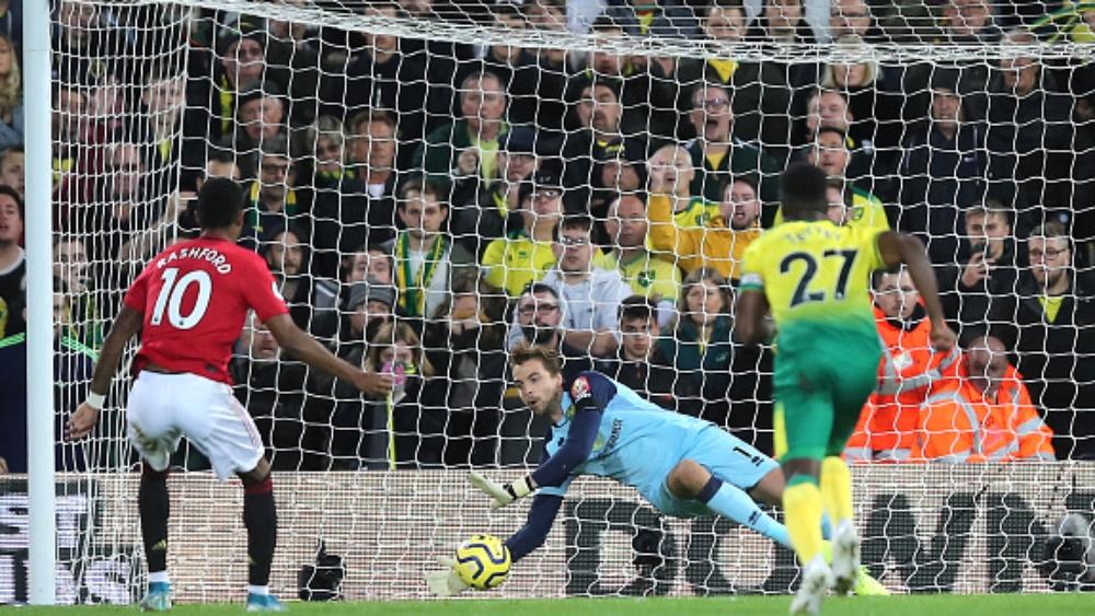 كرول يتصدى لركلتي جزاء ويُنقذ نورويتش من هزيمة ثقيلة أمام اليونايتد