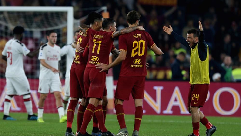 روما يهزم ميلان بثنائية ويزيد أوجاعه