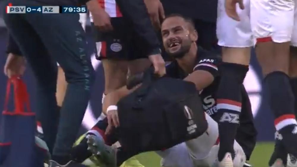 ميتروغلو يتسبب في فقدان لاعب ألكمار أسنانه الأمامية