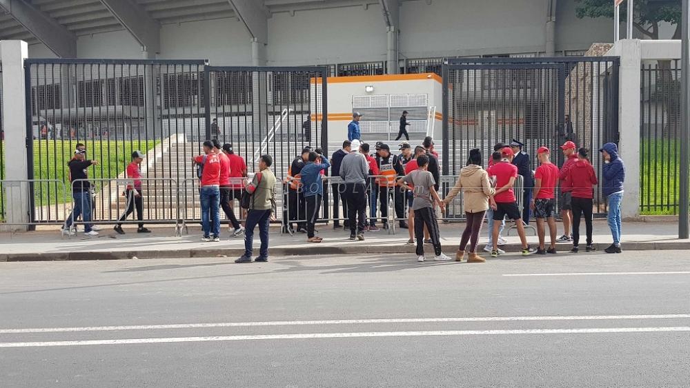 جماهير الرجاء والوداد تبدأ في ولوج "دونور" 4 ساعات قبل انطلاق "الديربي العربي"