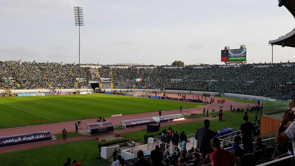 رجل أمن يدخل في "غيبوبة" بعد سقوطه من مدرجات ملعب محمد الخامس قبل مباراة الديربي