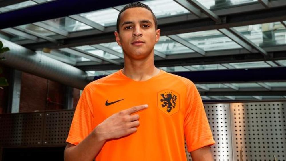 ردود بعض المغاربة على قرار إيحاتارن بتمثيل هولندا: "إنه اختيار منطقي.. وشكرا للجامعة على تكفٍلها بدفن والده"