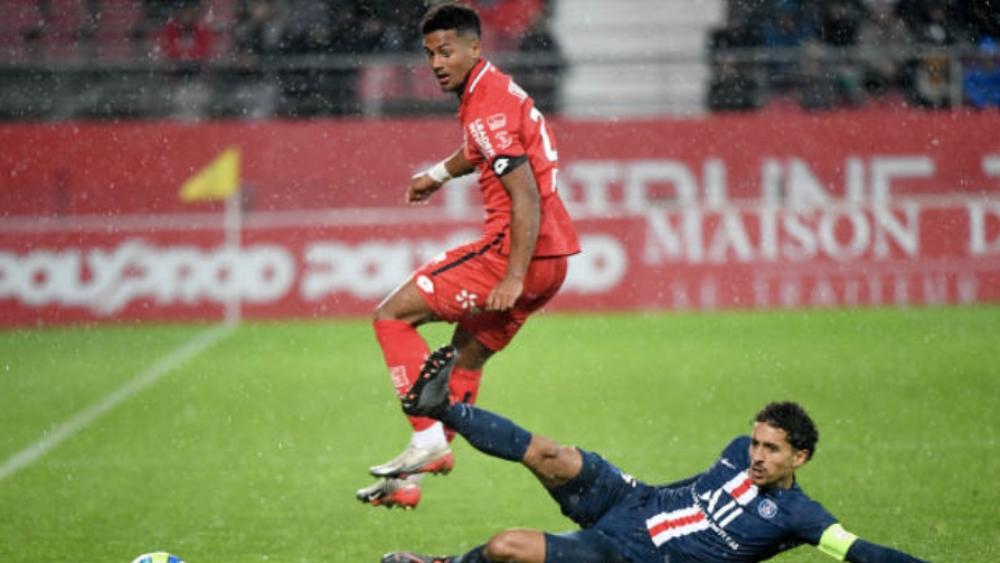 المغربي الأصل شويعر يُثير اهتمام تشيلسي الإنجليزي