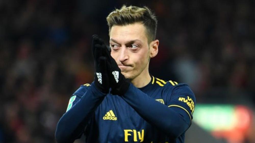 الخوف على حياة زوجته "ملكة الجمال".. سبب رعب أوزيل من هجوم لصّين في لندن