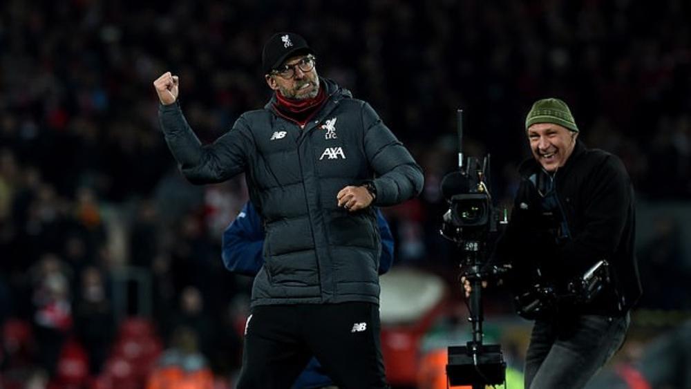 كلوب يرفض القيام باحتفاليته الشهيرة بسبب أحد المصورين: "أنا لست مهرجا"