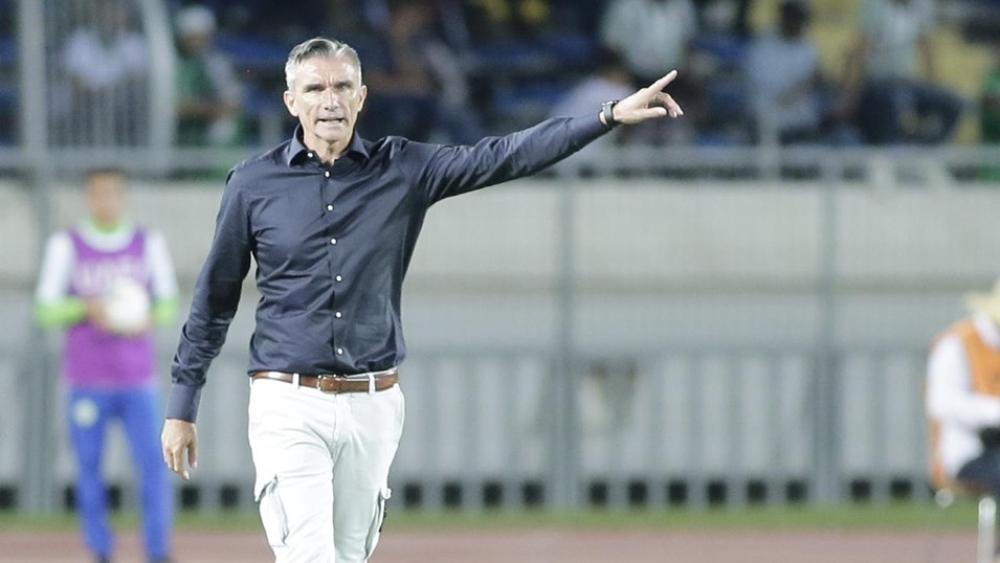 رسميا: إدارة الرجاء تنفصل عن المدرب الفرنسي باتريس كارتيرون