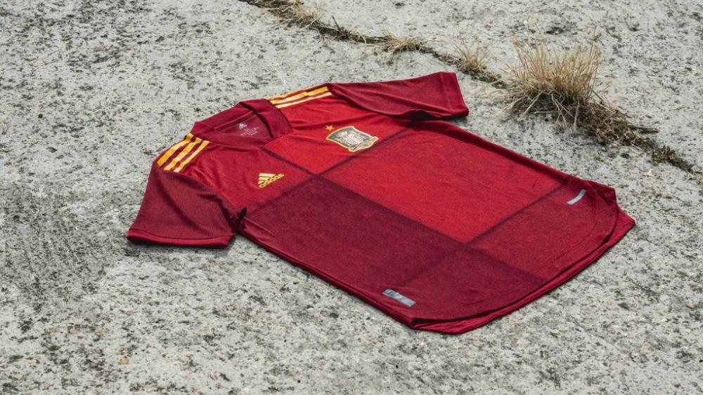 إسبانيا تُجدد تعاقدها مع "أديداس" بعد 35 عامًا من التعاون