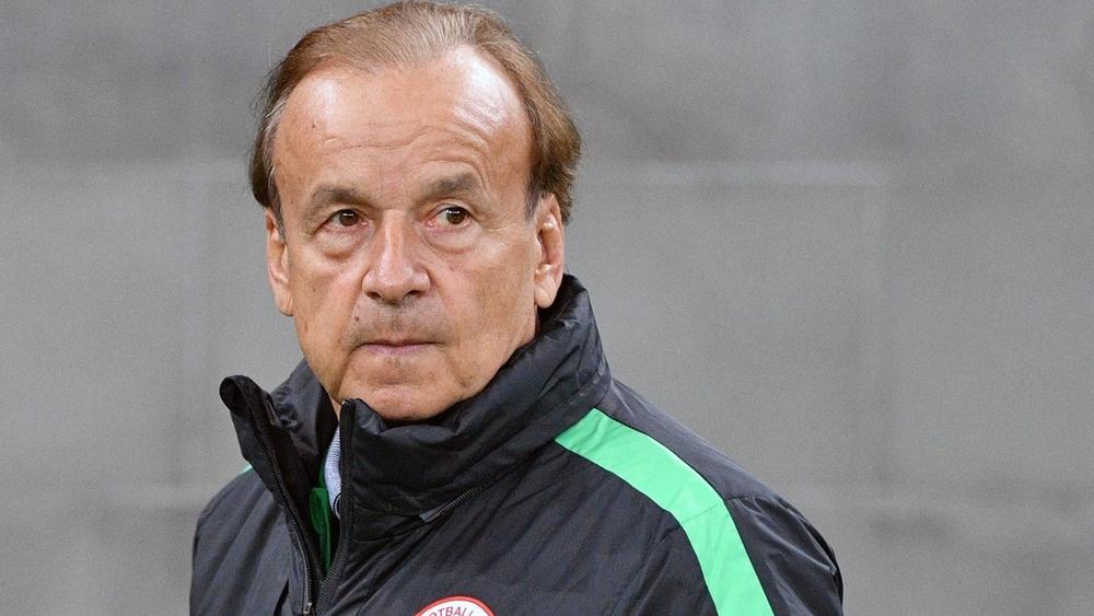 مدرب المنتخب النيجيري يُحذِّر لاعبيه من البنين: "لقد أقصوا المغرب"