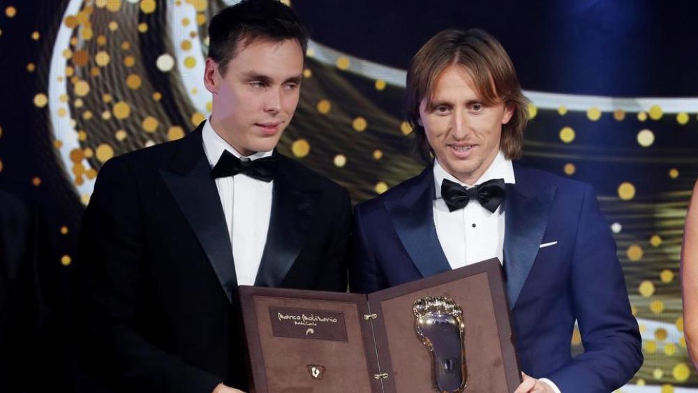 مودريتش ينال جائزة القدم الذهبية