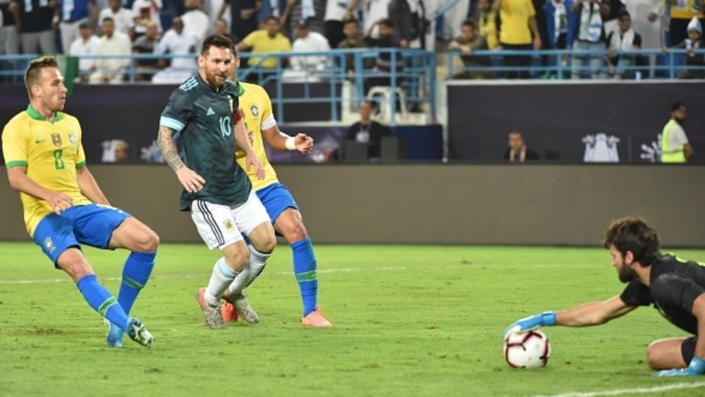 ميسي يقود الأرجنتين للتفوق على البرازيل في "السوبر كلاسيكو"