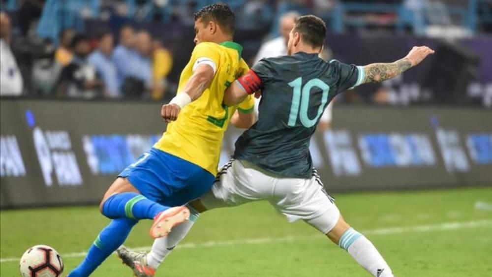 تياجو سيلفا مُهاجمًا ميسي: "يحاول دومًا التأثير على الحكام"