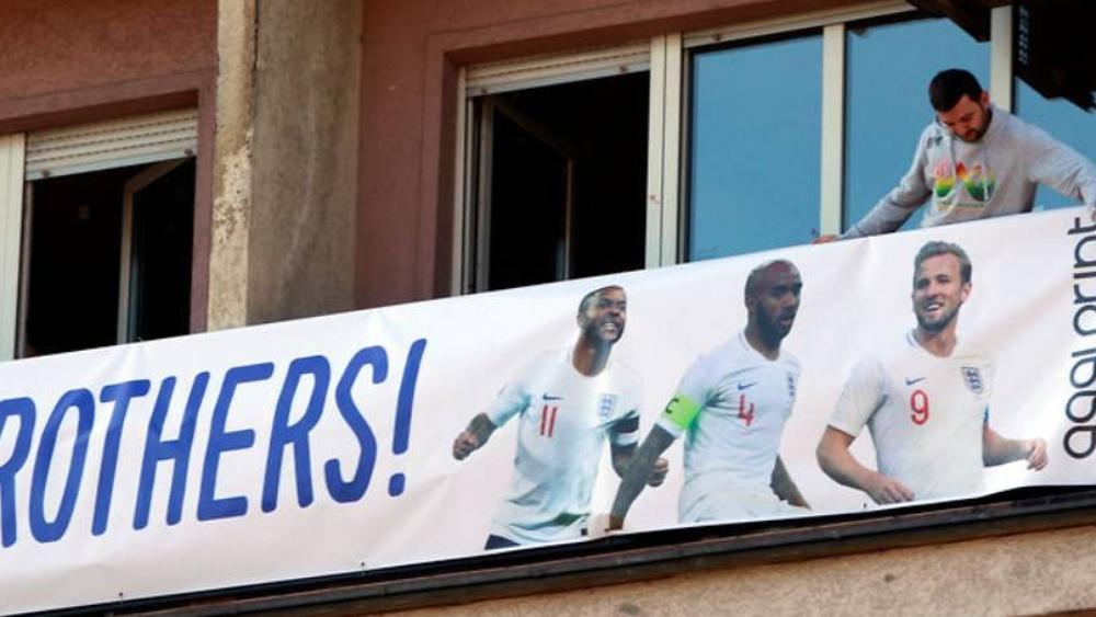 منتخب إنجلترا يحظى باستقبال تاريخي في كوسوفو