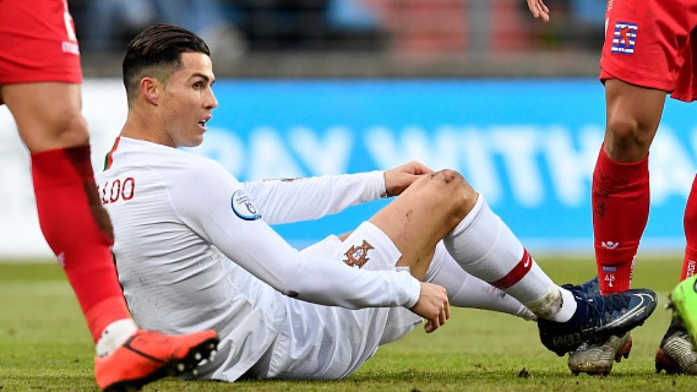 رونالدو: "أعاني بدنيًا .. ولا أعلم لماذا نلعب داخل حقل بطاطس؟"