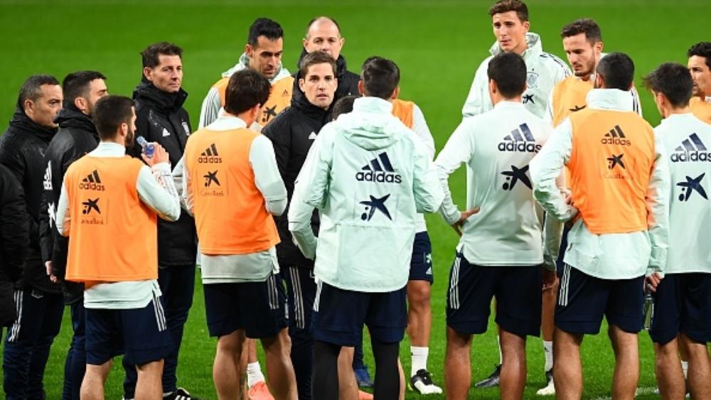 روبيرتو مورينو يودع لاعبي إسبانيا بالدموع