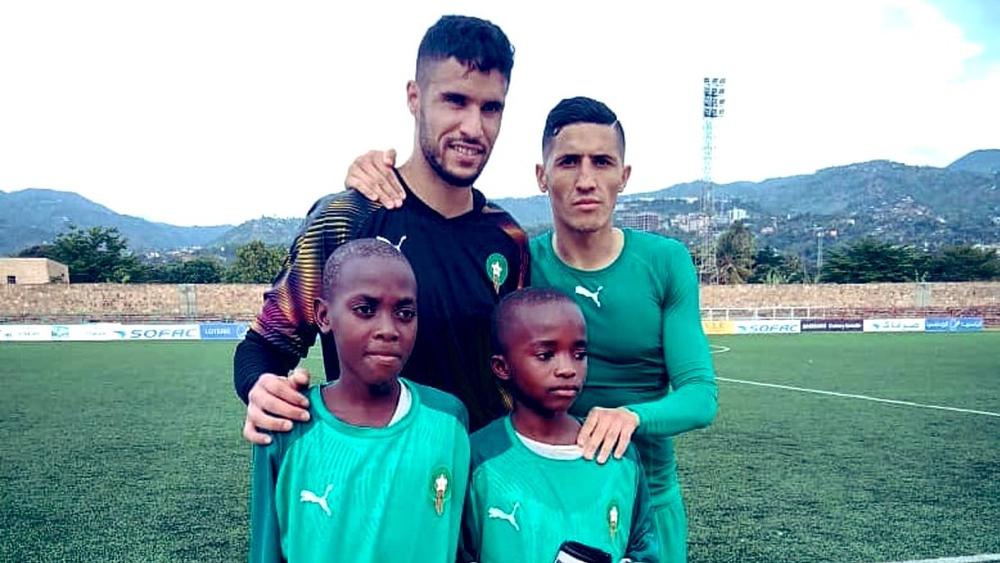 المحمدي وفجر يُهديان قميصيْن لطفليْن من بوروندي