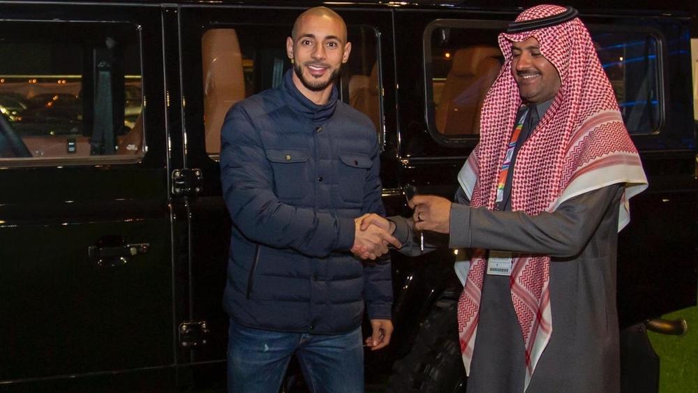 أمرابط يزور معرض سيارات الرياض .. ويقتني سيارة فريدة من نوعها