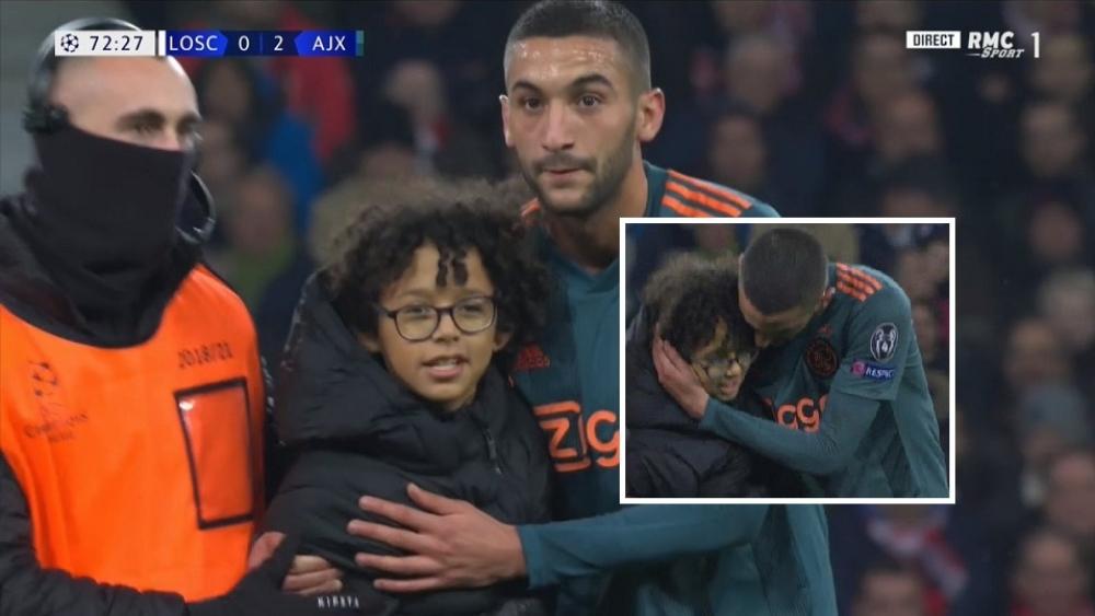 بسبب زياش.. طفل يقتحم الملعب و"يوقف" مباراة ليل ضد أياكس والنجم المغربي يهديه قميصه