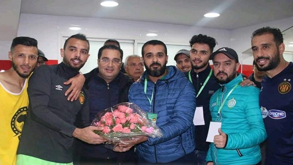 الترجي التونسي: شكرا من الأعماق لفريق الرجاء..وفعاليات "النسور" تهدي المكشخين "باقة ورد" بعد صافرة النهاية