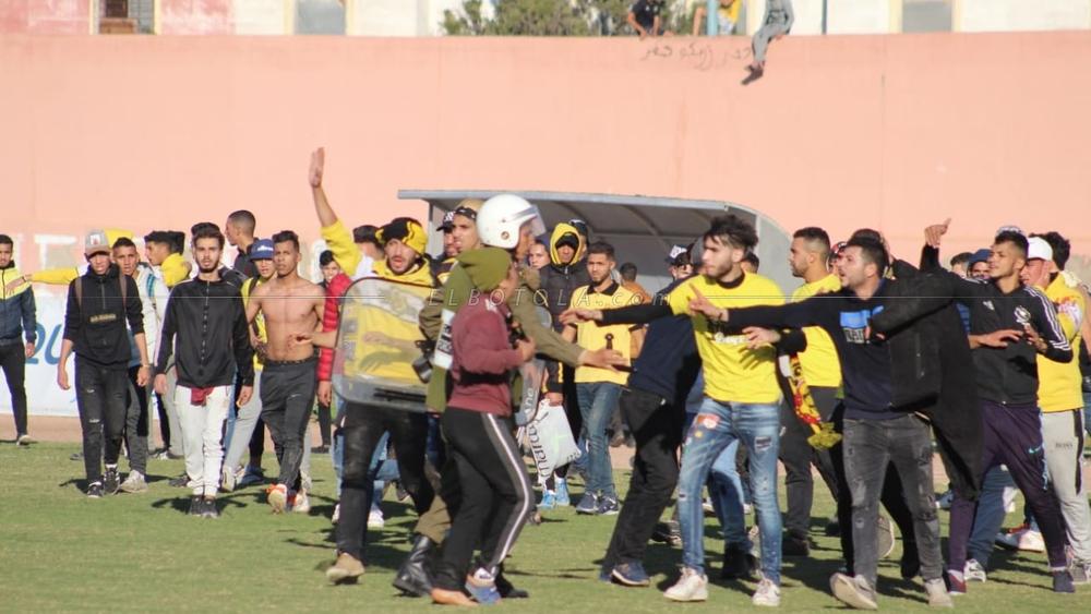 بالصور/ أعمال الشغب توقف مباراة المغرب الفاسي و أولمبيك دشيرة بعد نزول الجماهير لأرضية الملعب