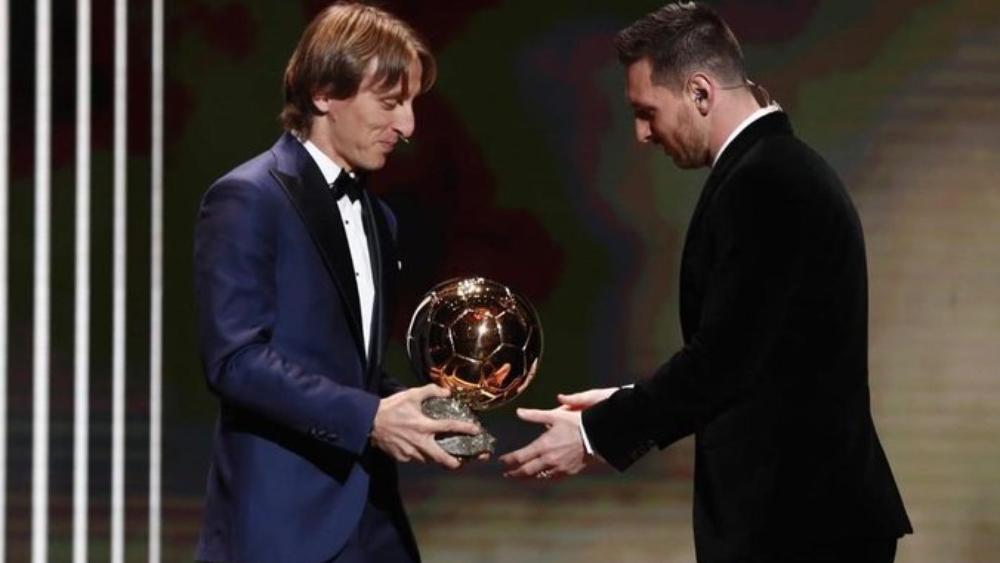 مودريتش معلقاً على فوز ميسي بالكرة الذهبية السادسة: "هذا ليس حقيقيًا"