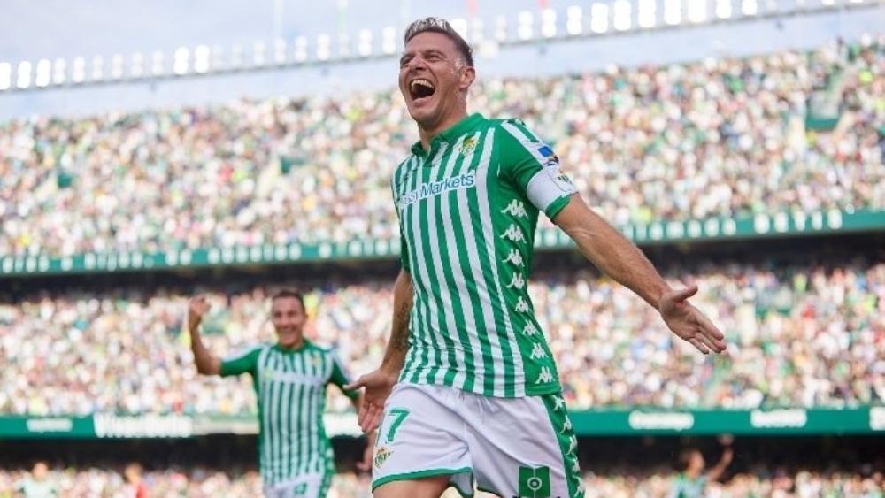 خواكين (38 عامًا) يُسجل "هاتريك" في أول 20 دقيقة على "أقوى دفاع" في الليجا!