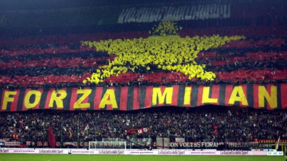 مشجع لميلان يطعن زميله بسبب قميص أحد لاعبي الفريق