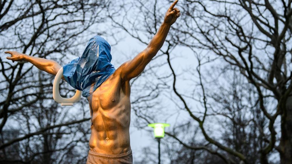 تمثال إبراهيموفيتش في مدينة مالمو يتعرض للتشويه