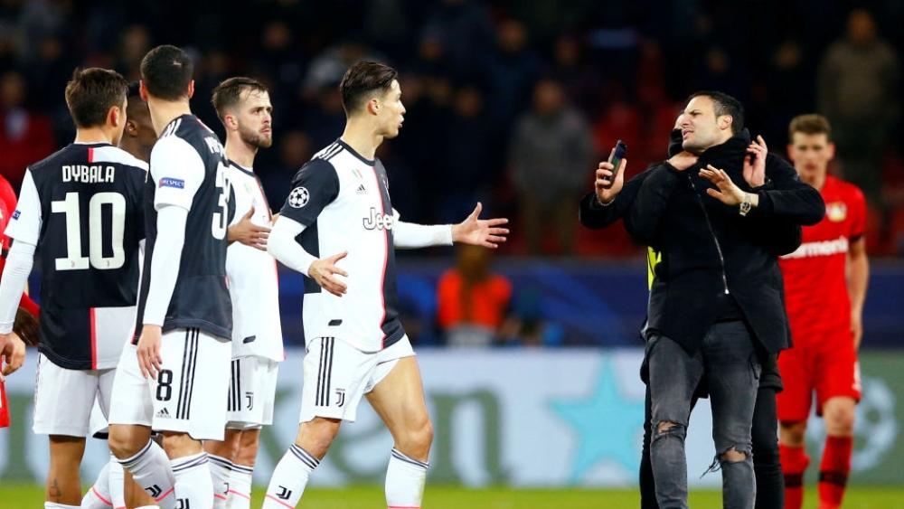 نزول "3 مشجعين" إلى ملعب مباراة ليفركوزن واليوفي.. ورونالدو كاد يشتبك مع أحدهم!