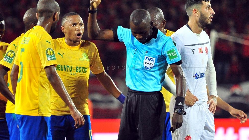 الكاف تعين حكما "مثيرا" للجدل لقيادة مباراة الوداد الرياضي أمام بيترو أتليتيكو الأنغولي