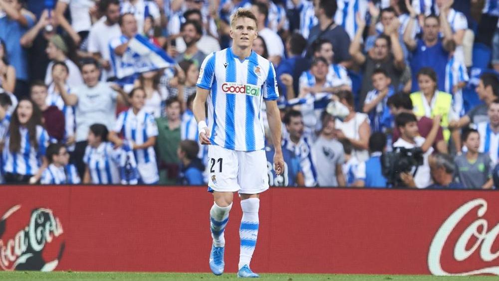 قبل أول "كلاسيكو شخصي" .. أوديجارد: "اخترت الريال على برشلونة"