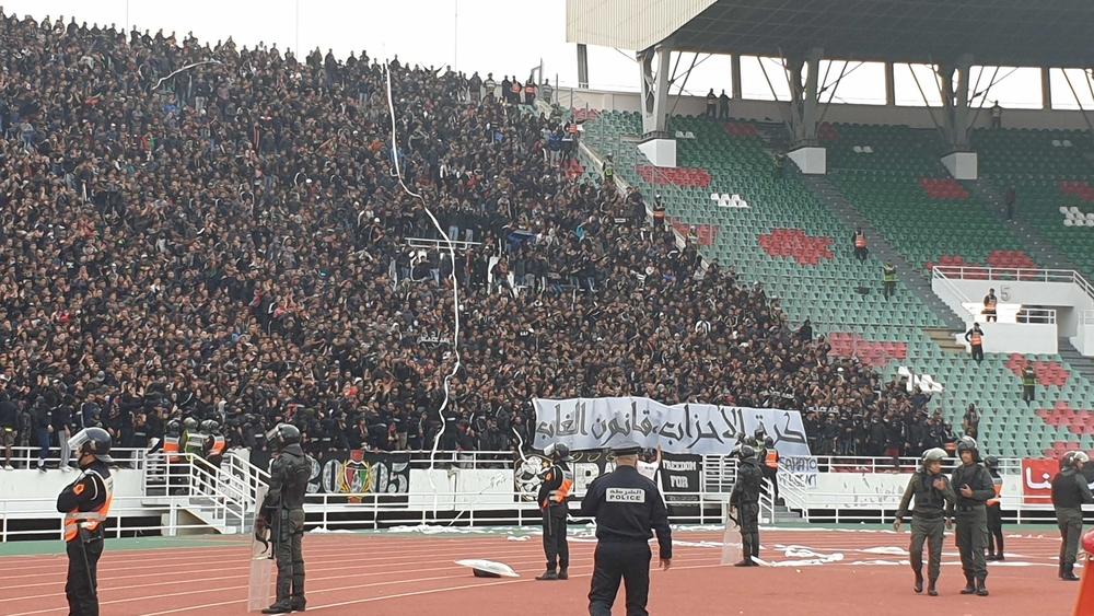 جماهير الجيش الملكي أثناء لقاء نهضة بركان: "كرة الأحزاب وقانون الغاب"