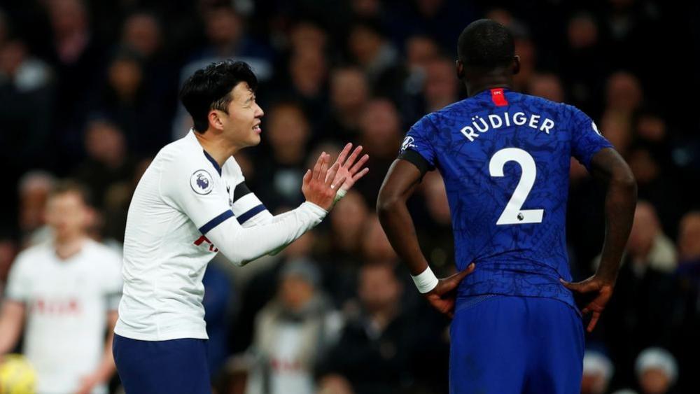 إيقاف مشجع لتشيلسي بسبب إساءة عنصرية بحق سون