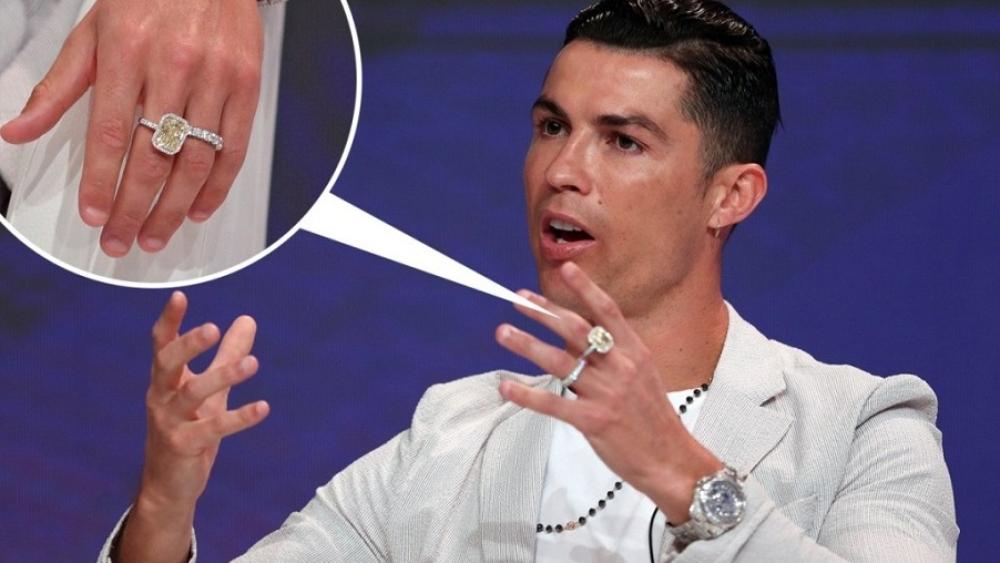 كريستيانو يخطف الأنظار.. نجم يوفنتوس كان يرتدي ما يفوق 700 ألف يورو في يد واحدة في المؤتمر الدولي للرياضة!
