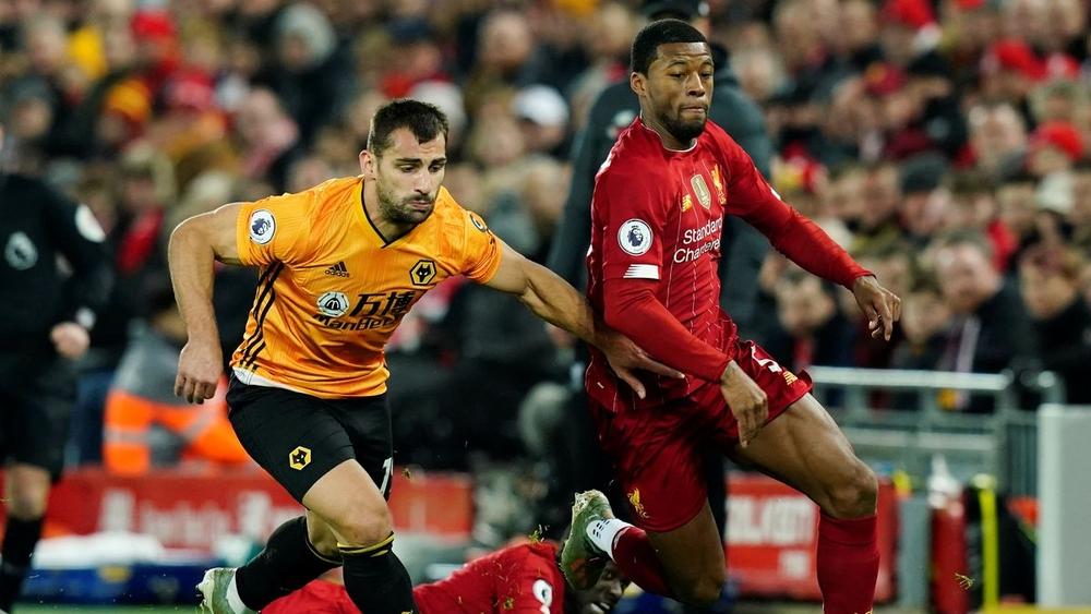 ليفربول يقرر فتح تحقيق في مزاعم اعتداء لاعب وولفرهامبتون "على أحد جامعي الكرات"