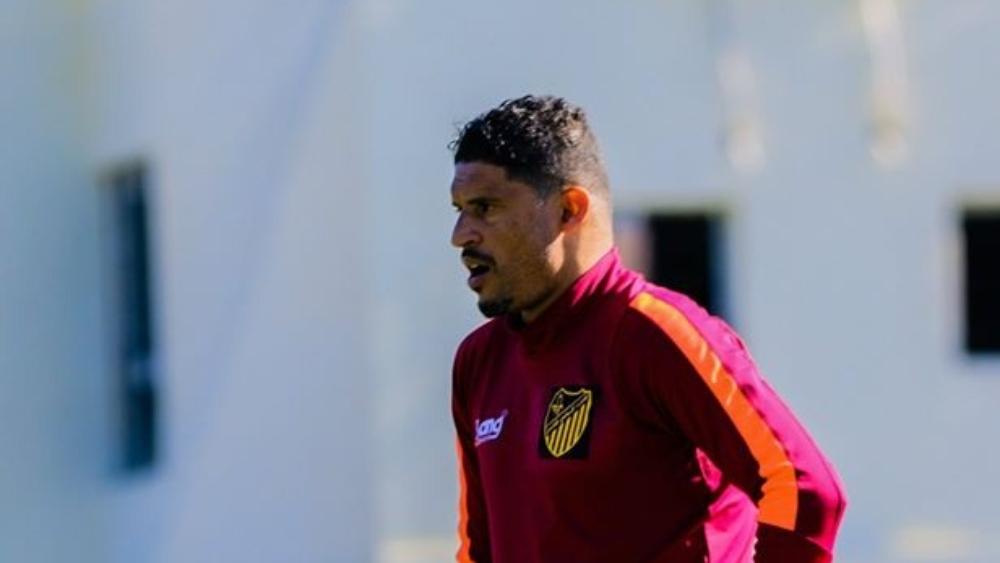 في عهد الإحتراف..السراج يشرف على تدريبات "الماص" بالطقم الرياضي الخاص بالنهضة البركانية..!