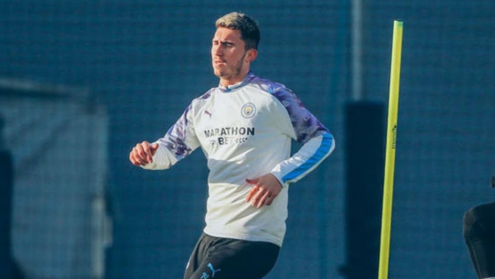 بعد غياب 4 أشهر.. لابورت يعود إلى تدريبات سيتي