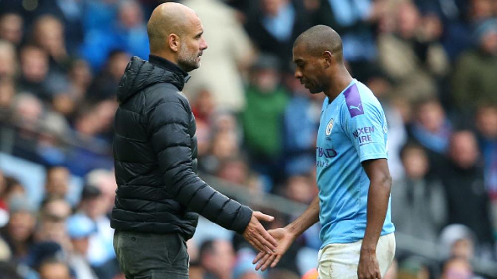 غوارديولا يتوقع تمديد عقد فرناندينيو مع سيتي