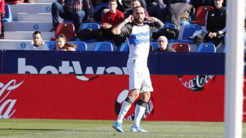 فيدال يقود ألافيس للانتصار على ليفانتي في الليجا