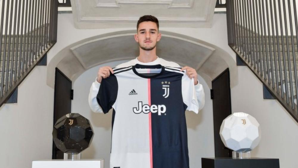 يوفنتوس يعلن عن "صفقة تبادلية" مع برشلونة