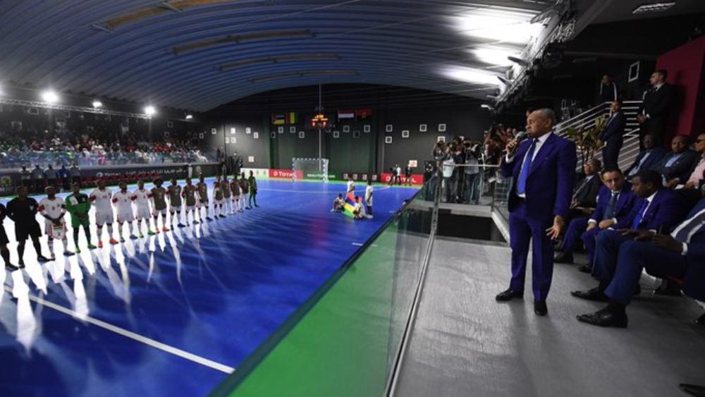 رئيس "الكاف" مُعجب بمنشآت مدينة العيون وبنيتها التحتية