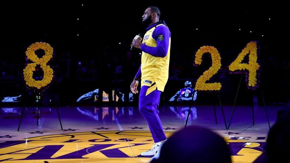 ليبرون جيمس يلقي "خطابا عاطفيا" تكريما لزميله الراحل كوبي براينت