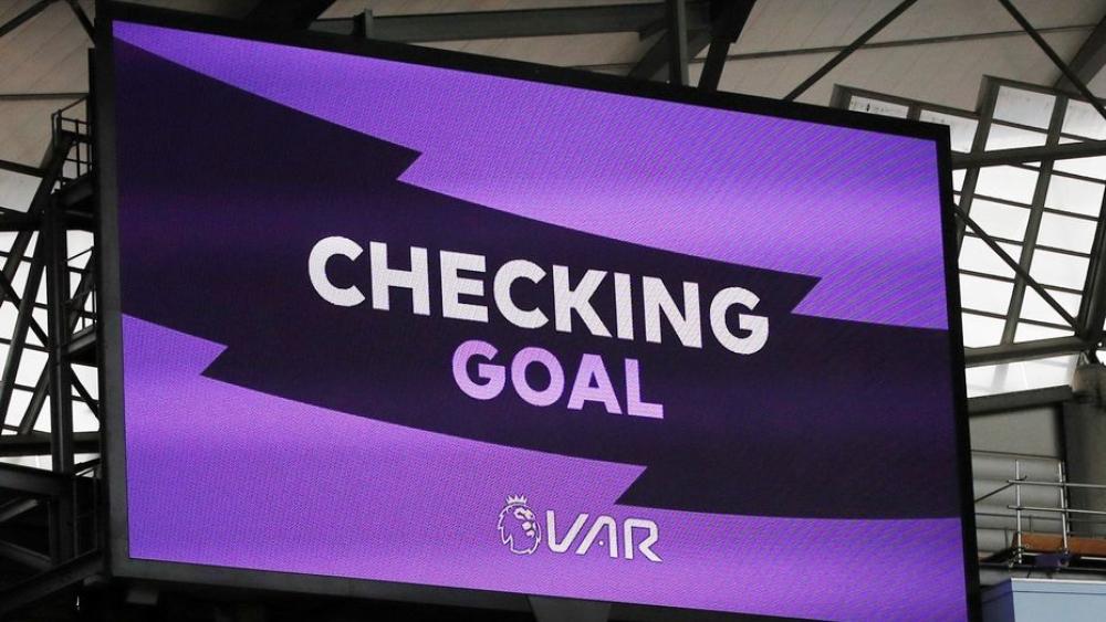 جماهير الدوري الإنجليزي ساخطة على تقنية الـ"VAR"