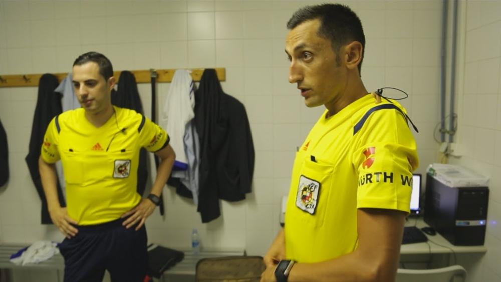 استبعاد حكم مباراة "برشلونة × بيتيس" من إدارة مباريات جولة الليجا